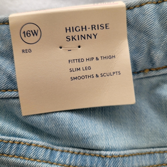 NWT Universal Thread Womens Plus Size Light Wash Distressed Raw Hem Skinny Jeans - Picture 7 of 16